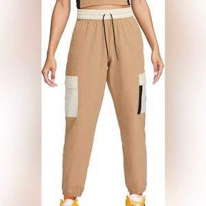 Nike Women’s Sportswear Cargo Pants size small
